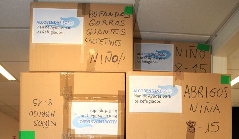 El Plan Egeo ha llenado 700 cajas y 20 sacas de 40 kilos con alimentos, ropa y enseres de primera necesidad que se envían en un camión hasta Serbia para los refugiados