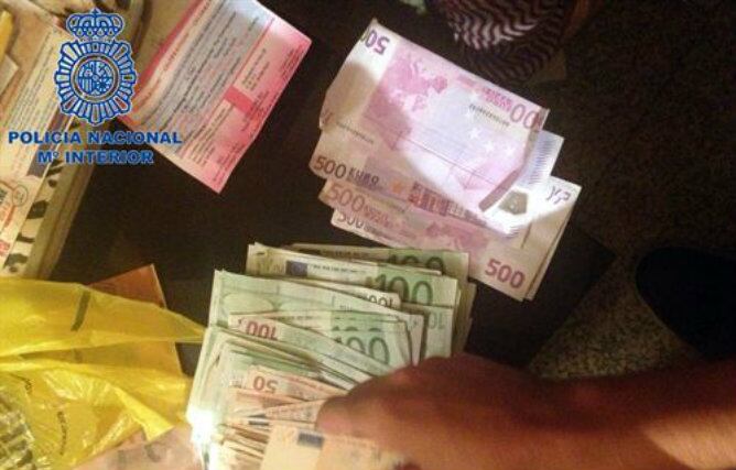 Dinero y material encontrado por la Policía en uno de los registros