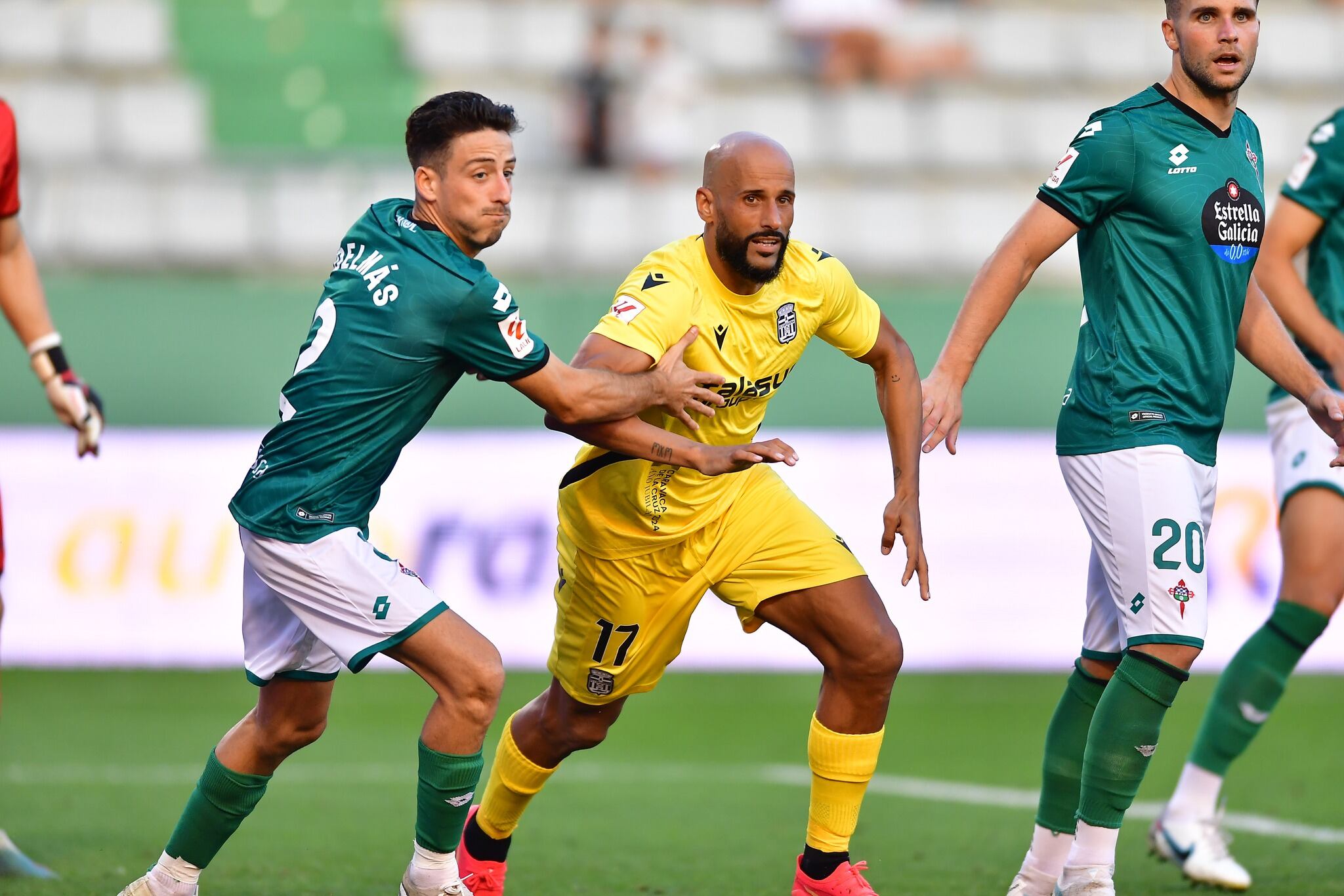 Mikel Rico pugna con Delmás en el partido de la primera vuelta