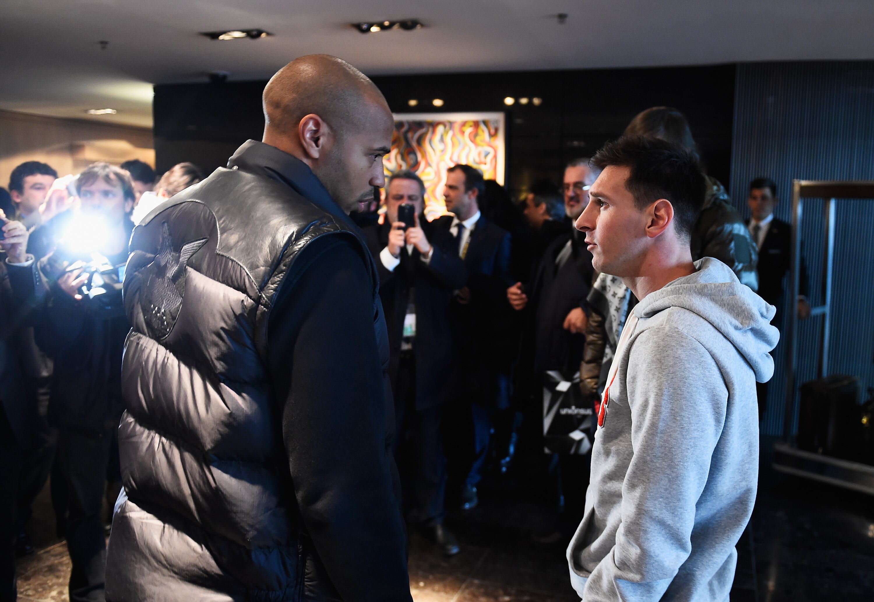 Thierry Henry y Messi hablan antes de una gala del Balón de Oro