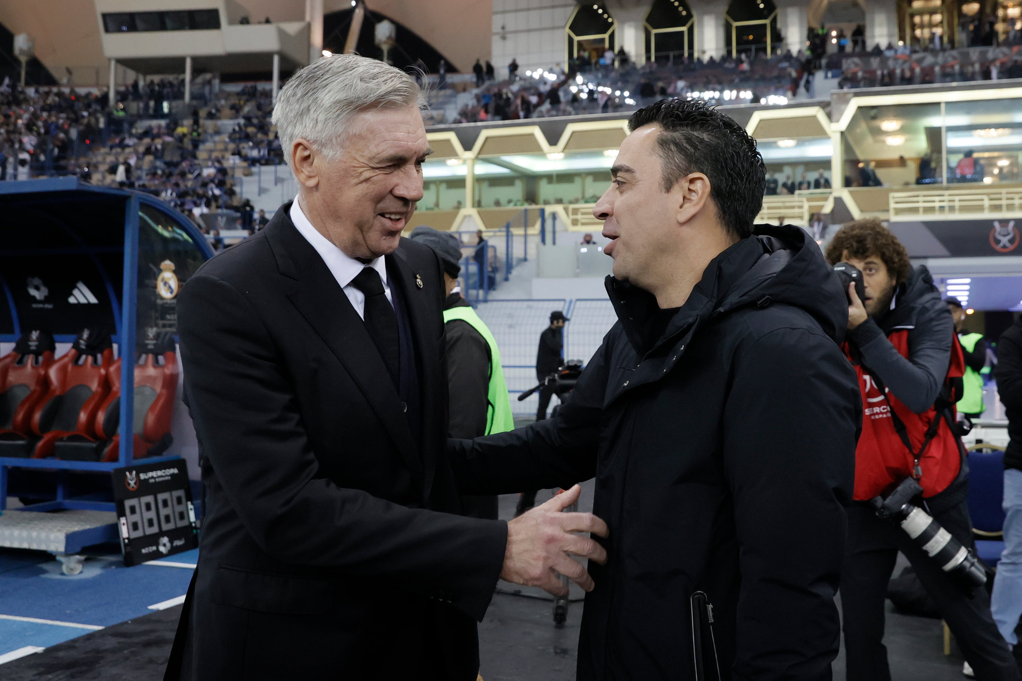 El entrenador del Real Madrid, Carlo Ancelotti, saluda a Xavi Hernández, técnico del FC Barcelona, momentos antes de que dé comienzo el partido de la final de la Supercopa de España 2023 EFE/ Juan Carlos Cárdenas