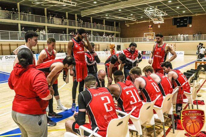 La plantilla de Basket Navarra durante un partido en Arrosadia