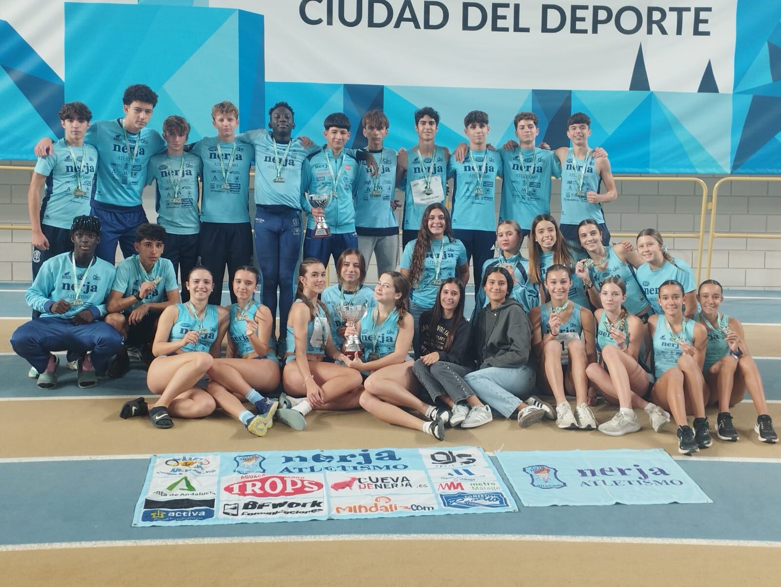 Los equipos masculino y femenino del Trops Cueva de Nerja, campeones de Andalucía