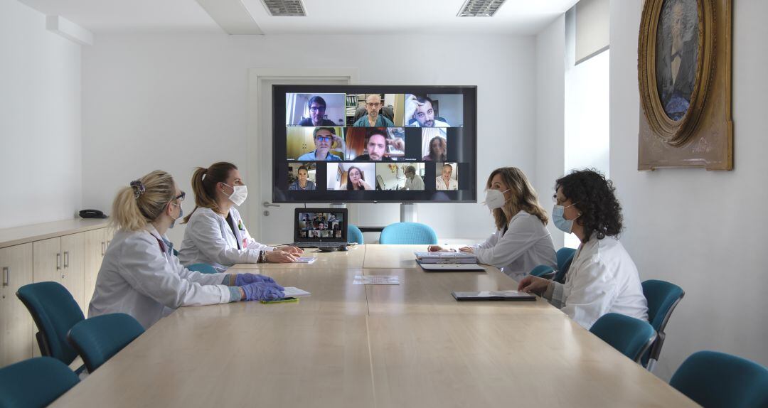 De izquierda a derecha Patricia Fanlo (Medicina Interna, CHN), Ruth García y Eva Zalba (Navarrabiomed) y Beatriz Larrayoz (Farmacia, CHN) en una reunión telemática con los centros participantes en el ensayo