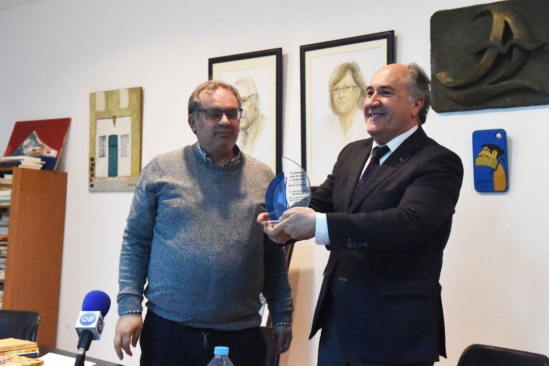 Juan Emilio Ríos, presidente del Ateneo José Romás y el alcalde de Algeciras José Ignacio Landaluce.