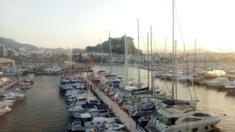 Vista de la fachada portuaria y el Castillo de Dénia, desde Baleària Port.