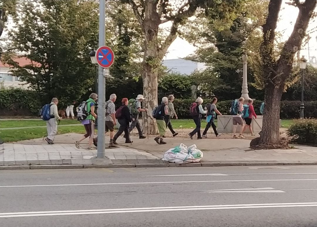 Peregrinos a su paso por el Areal (Vigo)