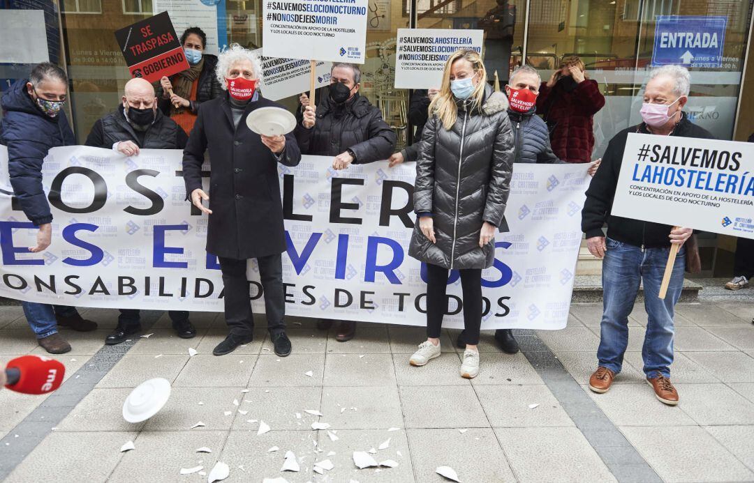 El presidente de la Asociación Empresarial de Hostelería de Cantabria (AEHC), Ángel Cuevas, arroja platos al suelo en un acto simbólico de protesta frente a la Consejería de Sanidad.