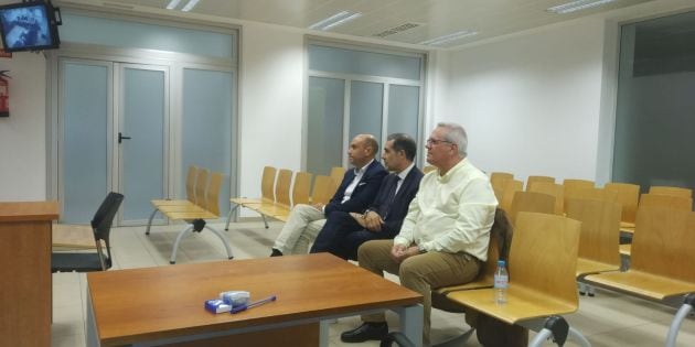 Los tres procesados, Gabriel Echávarri, Lalo Díez y Pedro de Gea, en el banquillo de los acusados