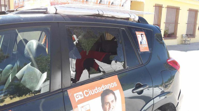 Estado en el que ha quedado el coche electoral de Ciudadanos en Hellín