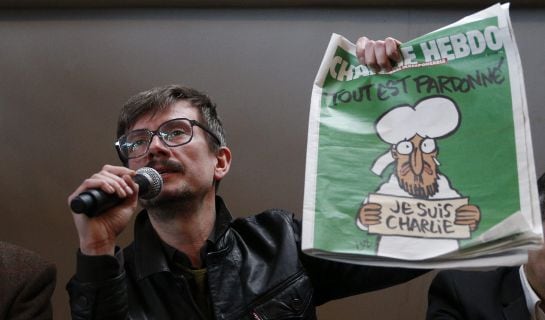 El caricaturista Luz, del semanario satírico &#039;Charlie Hebdo&#039;, sostiene la nueva portada.