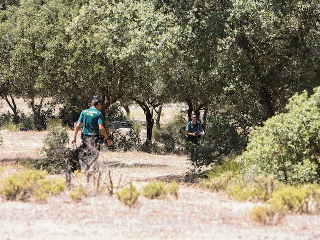 Efectivos de la Guardia Civil acuden al lugar donde una persona ha fallecido este martes al estrellarse una avioneta cerca de Mérida, en las proximidades del embalse de Proserpina.