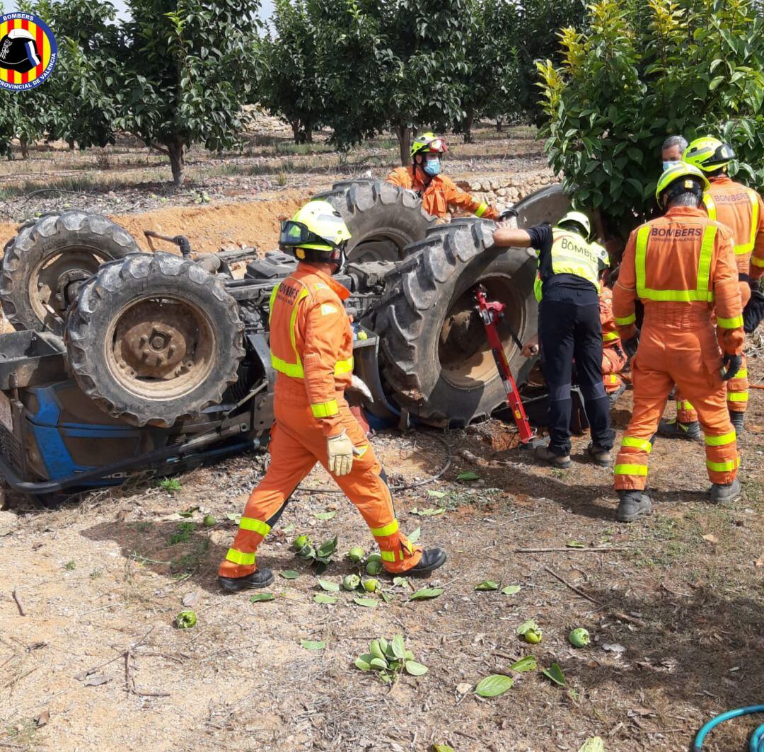 El cuerpo del desaparecido se ha localizado atrapado bajo su tractor en un polígono de Alzira.