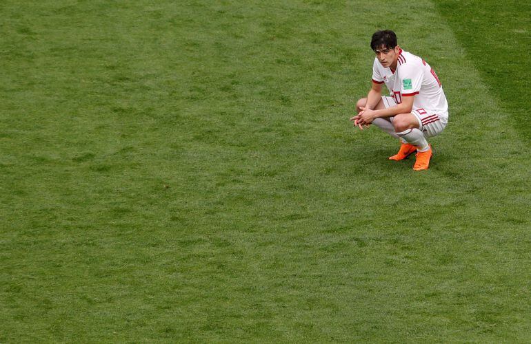 Sardar Azmoun, en cuclillas durante un partido del Mundial