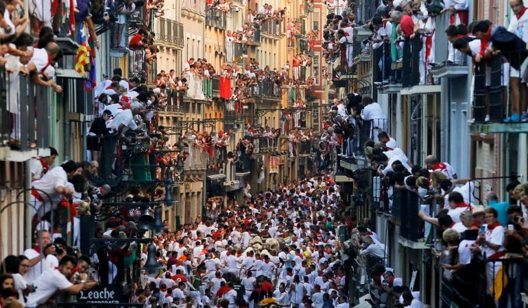 FOTOGALERÍA | Vista de la calle Estafeta, en el primer día de los encierros de San Fermín.