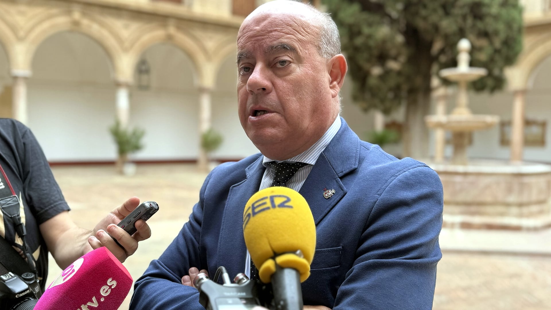 El alcalde de Antequera, Manuel Barón, atiende a los medios de comunicación