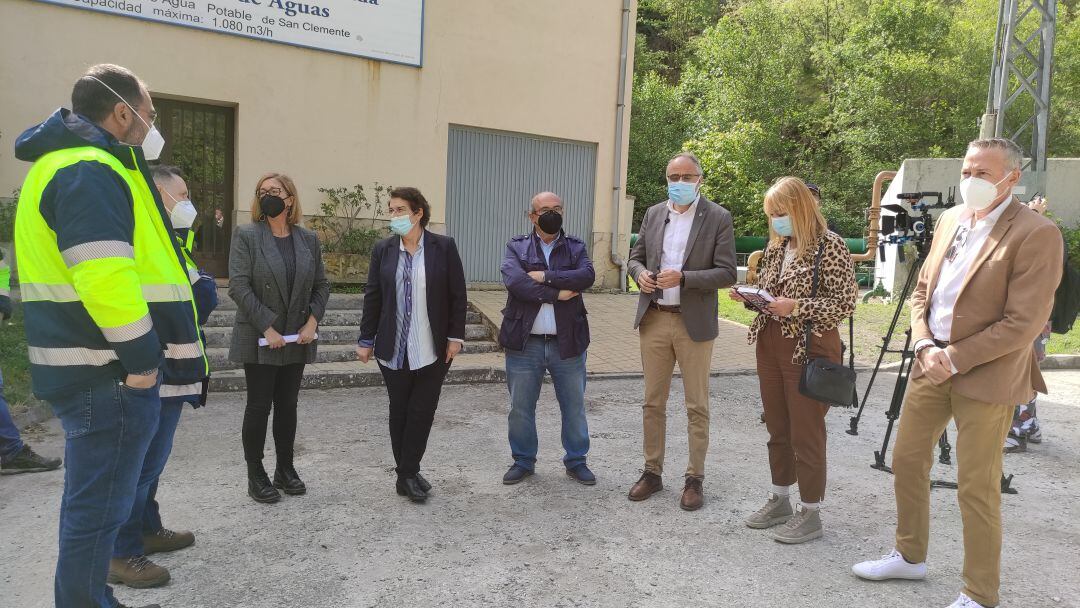 El alcalde y los concejales visitan la ETAP de San Clemente