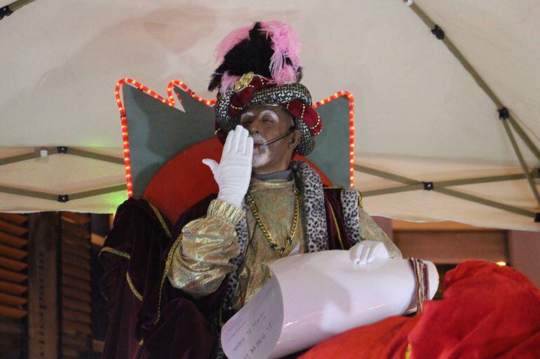 Un moment de la cavalcada del Patge Reial, anunciant l'arribada de Ses Majestats avui a Andorra.