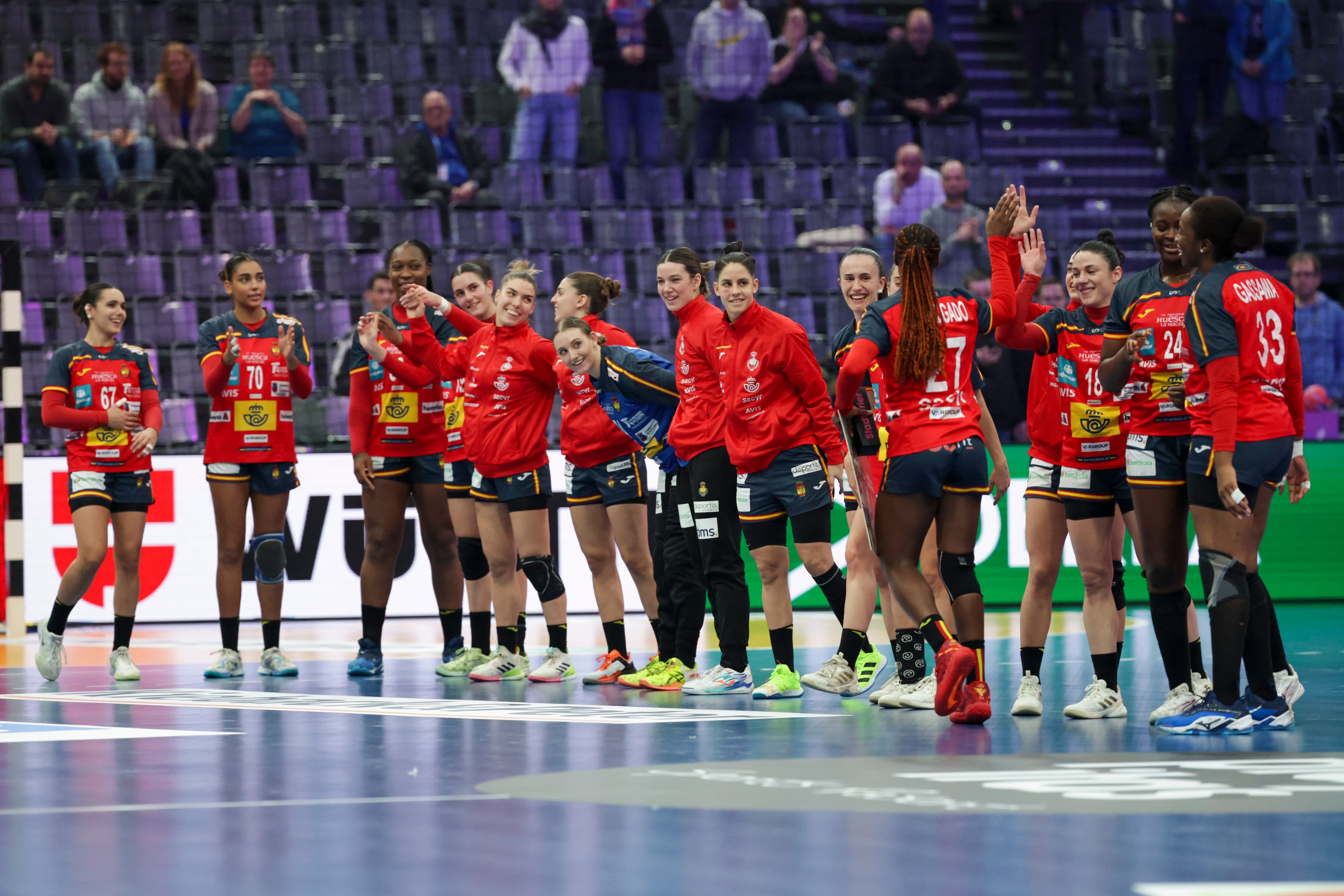 TRIER (Germany), 26/11/2025.- Lysa Tchaptchet Defo of Spain receives the best player of the match award after the IHF Women's Handball World Championship 2025 match between Spain and Paraguay in Trier, Germany, 26 November 2025. (Balonmano, Alemania, España) EFE/EPA/CHRISTOPHER NEUNDORF