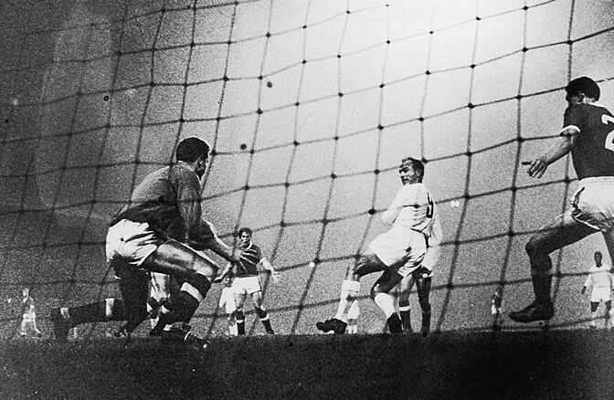 Di Stéfano marca un gol con el Madrid en Old Trafford