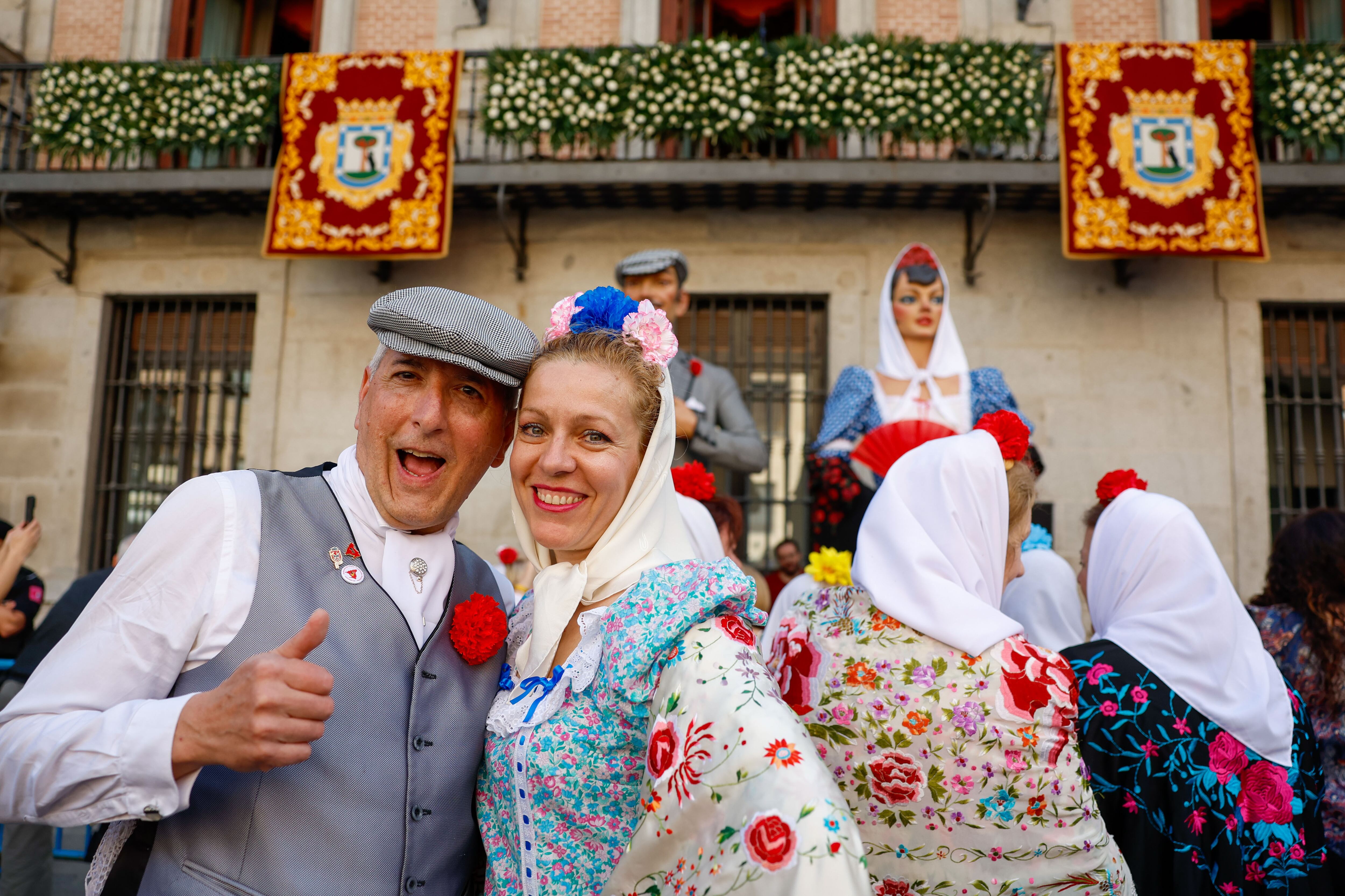 Varios asistentes aguardan a la lectura del pregón de las Fiestas de San Isidro 2024.