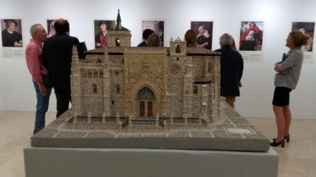 Maqueta de la Iglesia de Santa María de Aranda en la exposición sobre Aranda y la primera vuelta al mundo. Detrás, galería de retratos