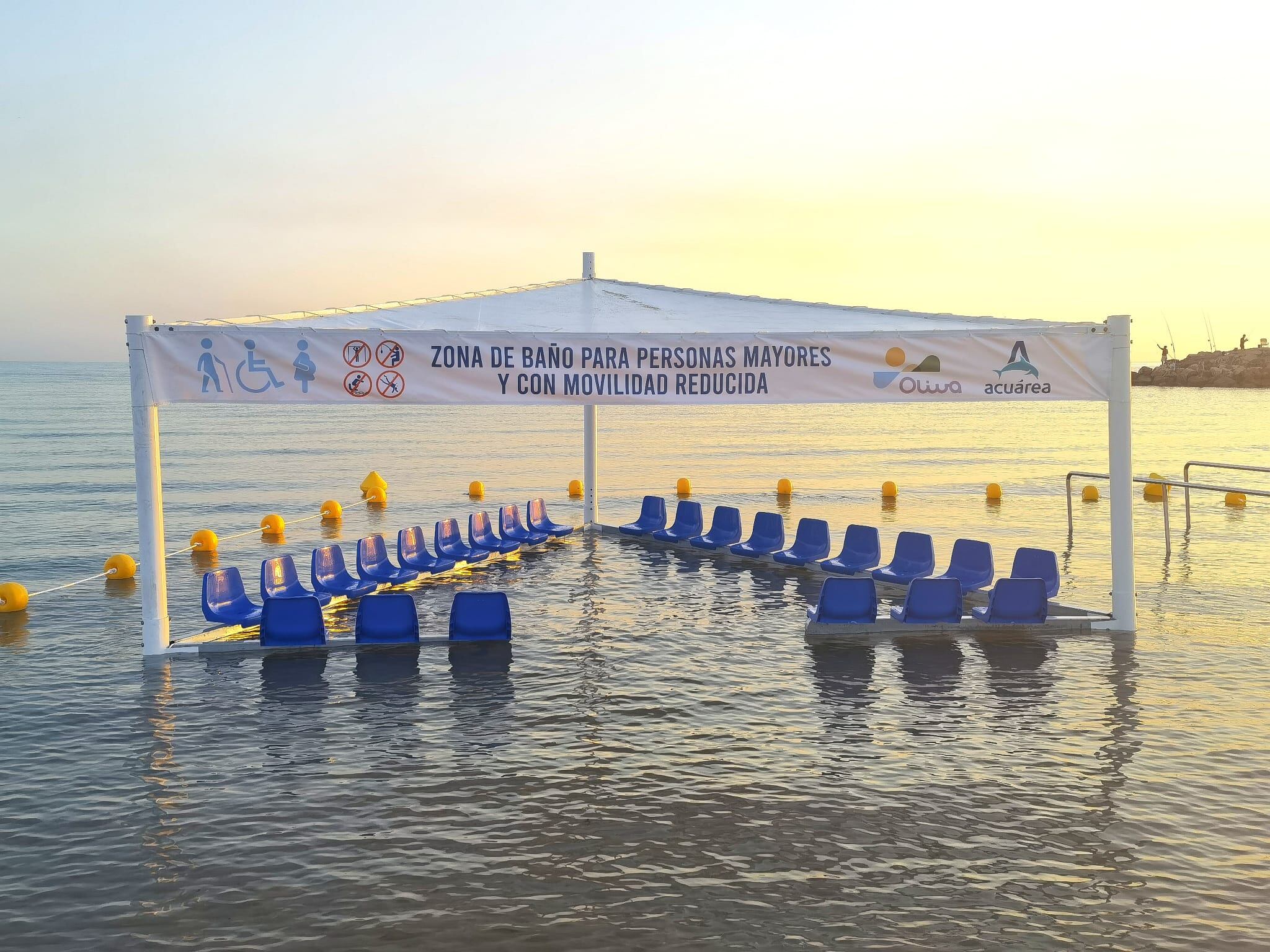 Zona de baño adaptada para personas mayores en la playa de Oliva