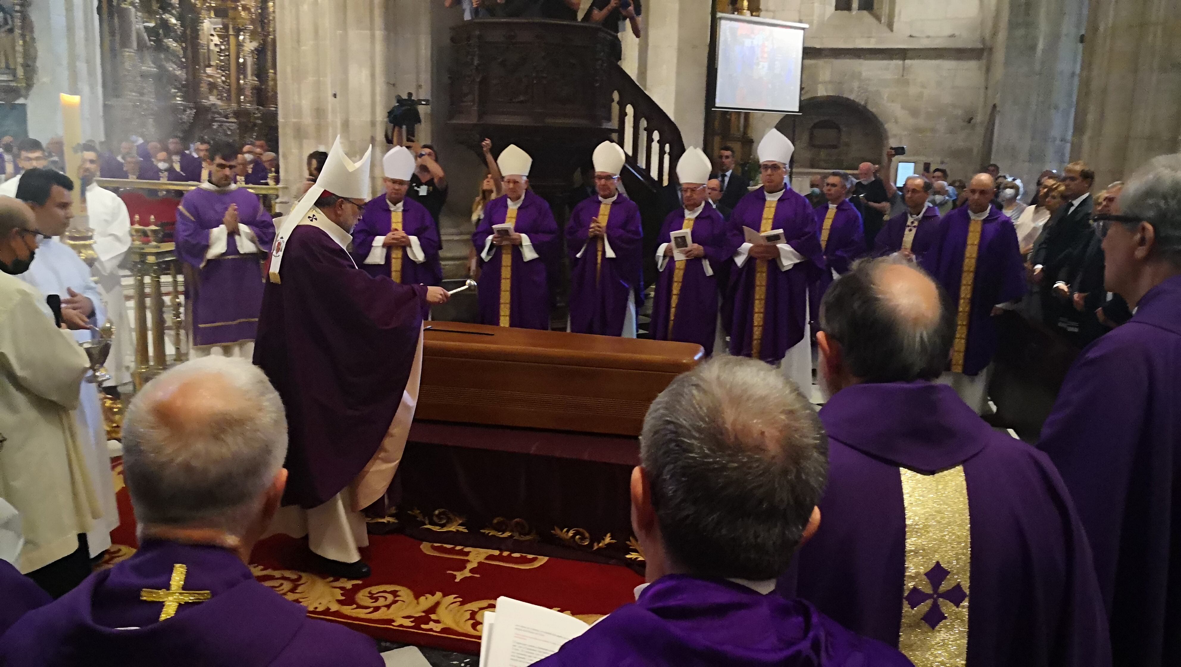 Monseñor Sanz Montes bendice el féretro de Gabino Díaz Merchán durante su funeral celebrado en la Catedral de Oviedo