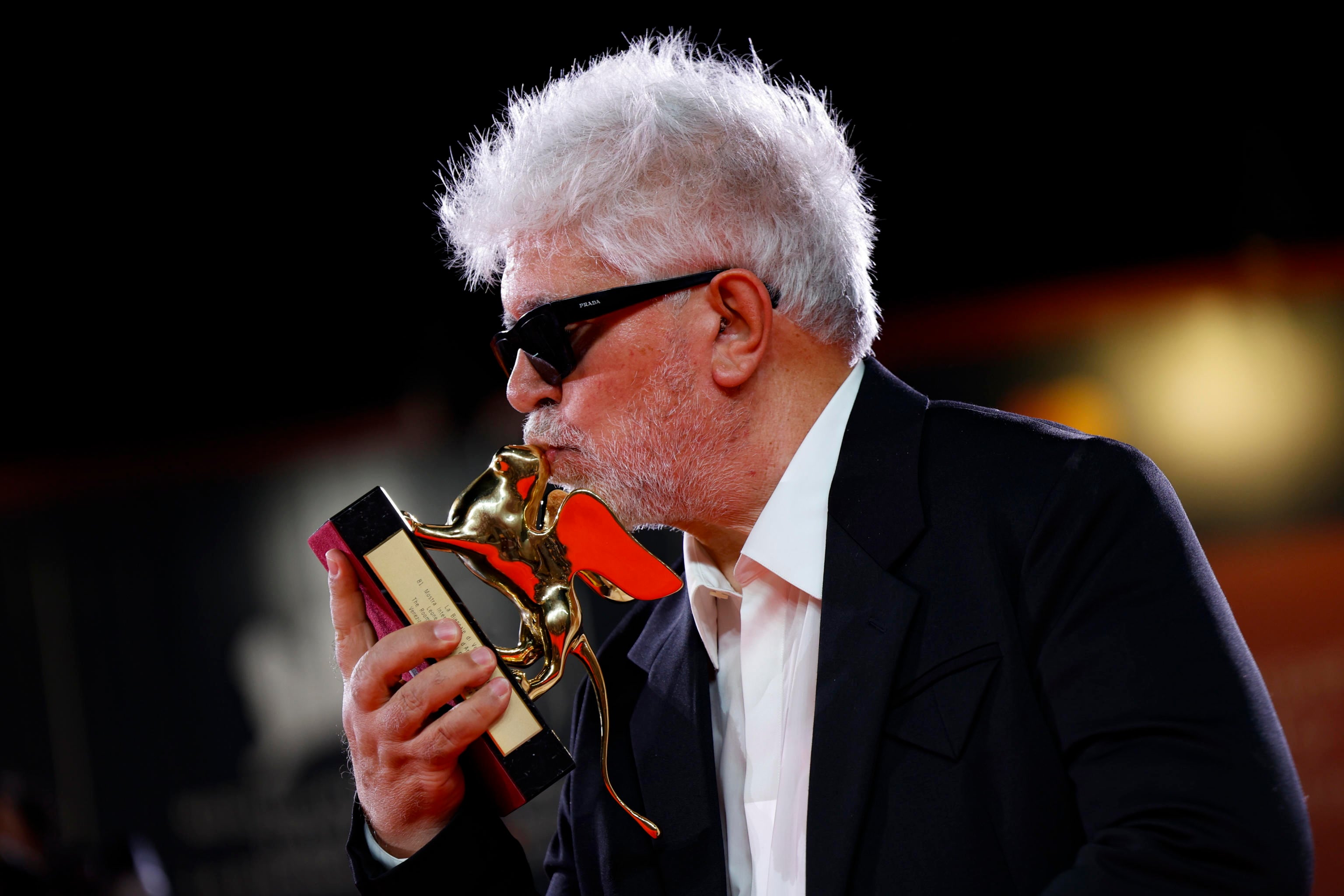 Pedro Almodóvar recogió este sábado el León de Oro en el Festival de Venecia por su primer largometraje escrito íntegramente en inglés.