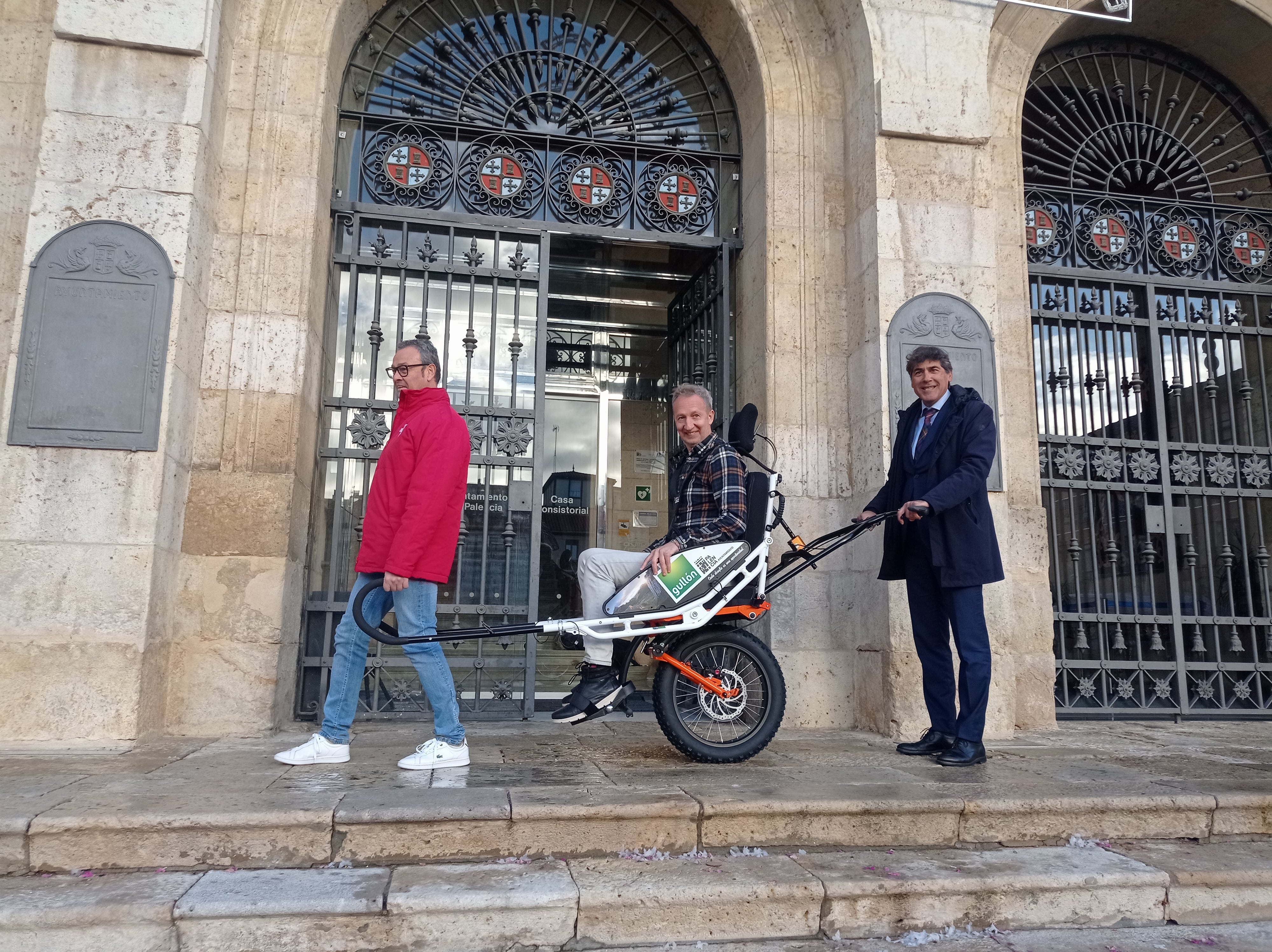 Galletas Gullón dona al Patronato Municipal de Deportes de Palencia una silla todoterreno para personas con movilidad reducida