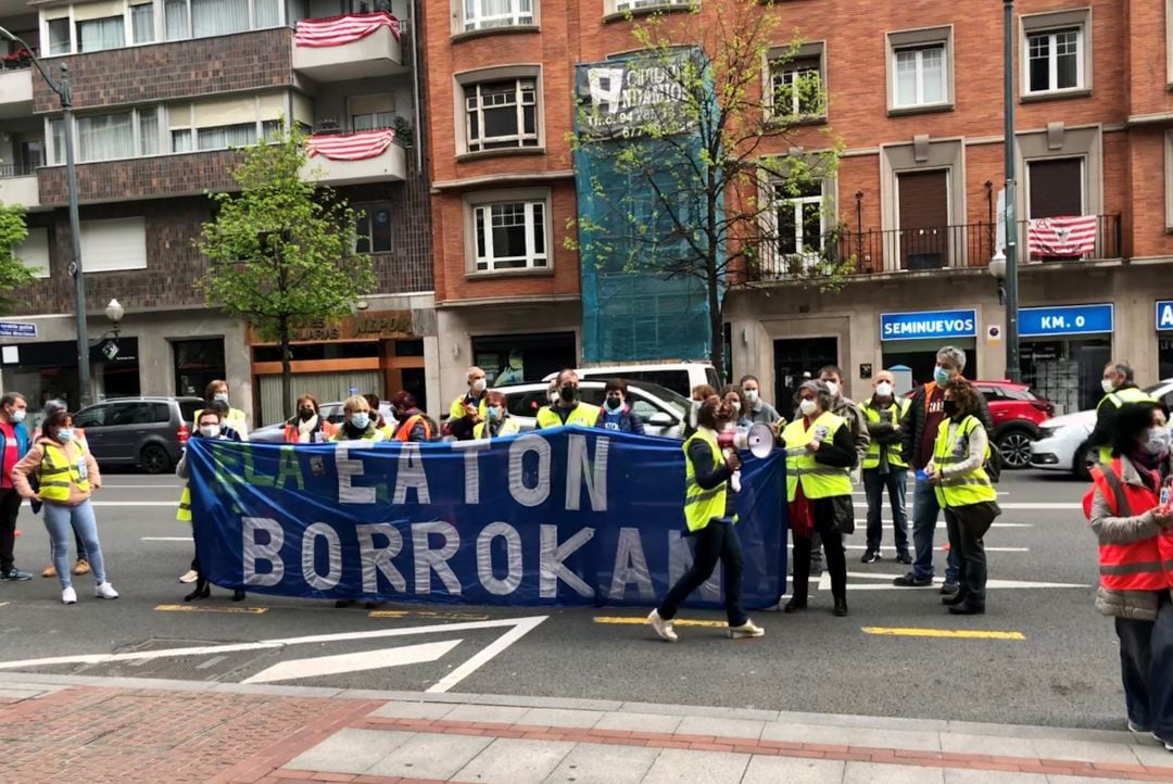 Los trabajadores de EATON se han manifestado esta mañana frente a la sede del Gobierno Vasco