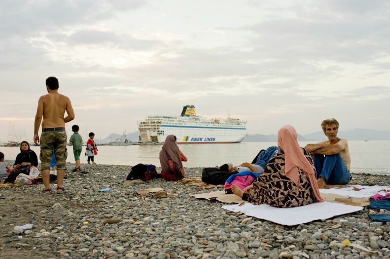 Refugiados esperando en una playa