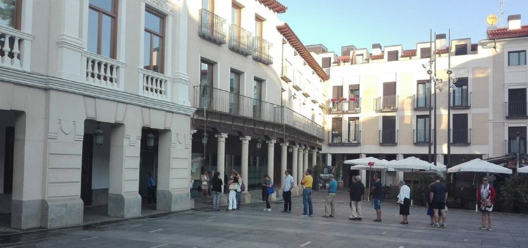 Cola frente a las oficinas del Ayuntamiento