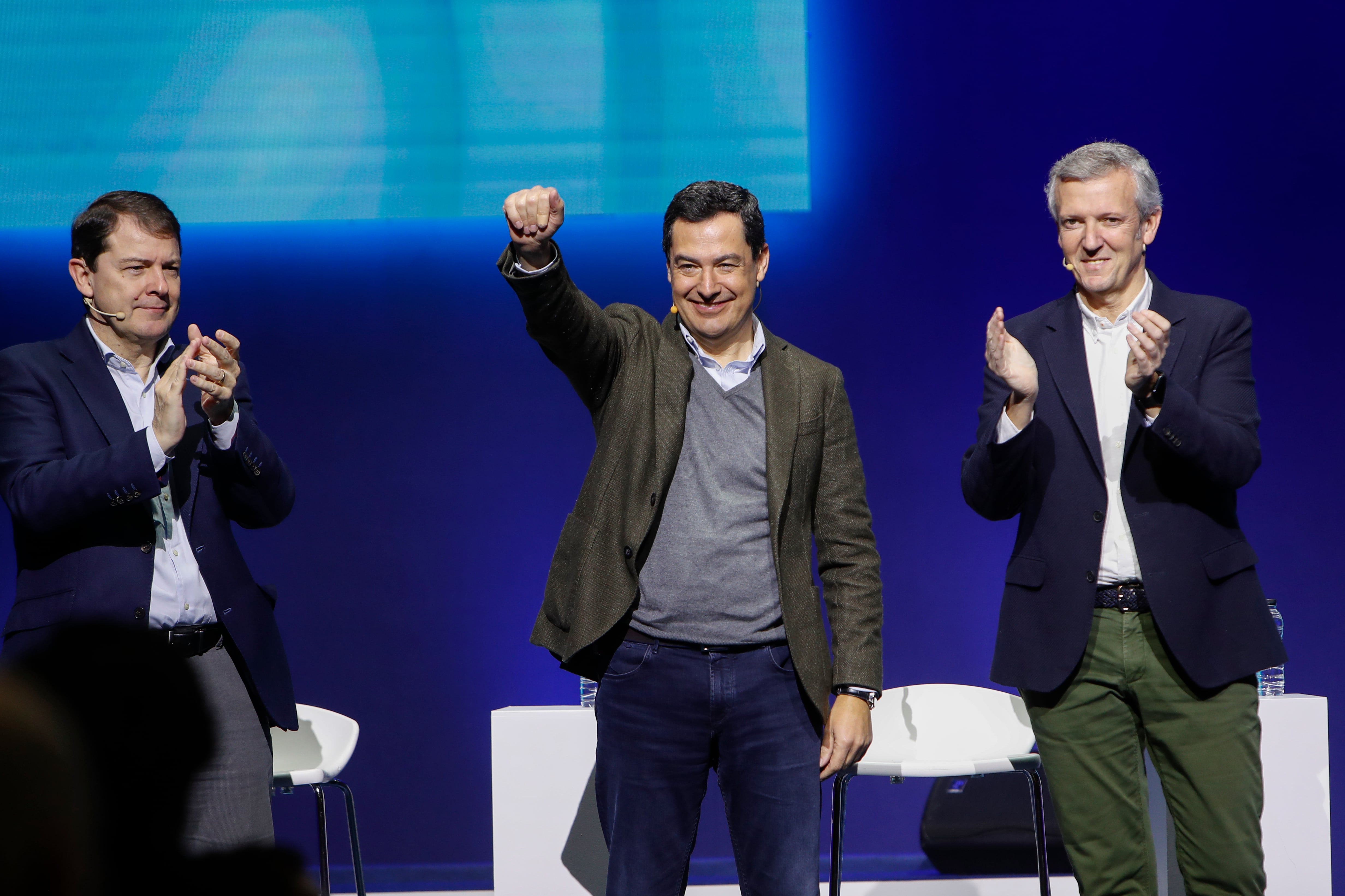 Los presidentes de (de i a d) Castilla y León Alfonso Fernández Mañueco, de Andalucía Juanma Moreno y Galicia Alfonso Rueda durante el acto de presentación de los candidatos autonómicos para las elecciones de mayo que se celebra este sábado en Zaragoza bajo el lema &quot;A la altura de un gran país&quot;