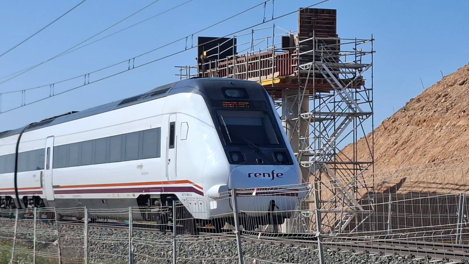 Paso del tren bajo del futuro puente