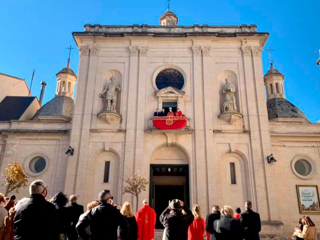 Las dos estatuas de San Mauro y San Francisco lucen ya en la fachada de la iglesia dedicada a ambos santos