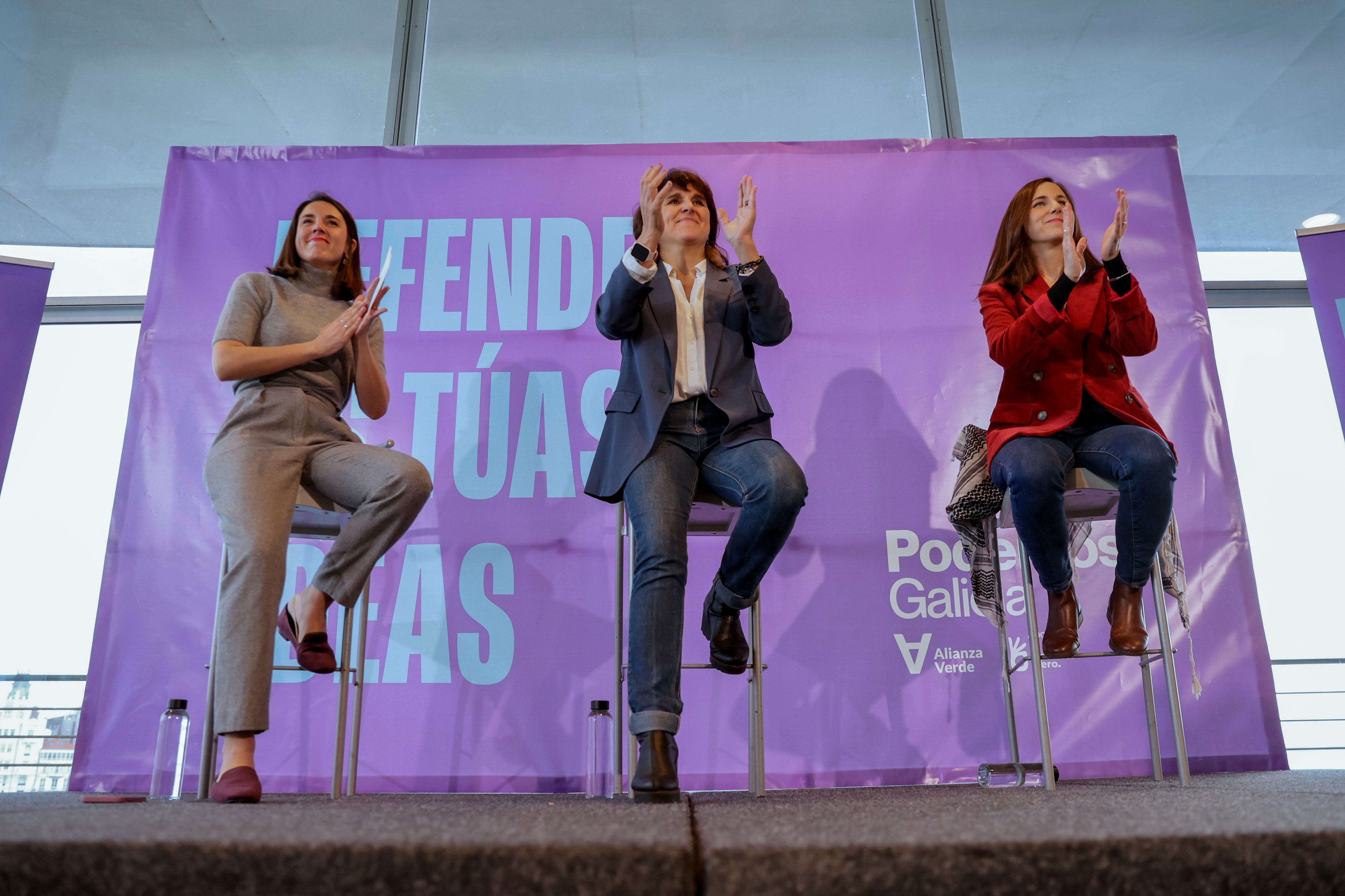 La secretaria general de Podemos, Ione Belarra (d) y la exministra de Igualdad, Irene Montero (i) junto con la candidata presidencial a la Xunta por Podemos, Isabel Faraldo durante un acto electoral celebrado en A Coruña este sábado.