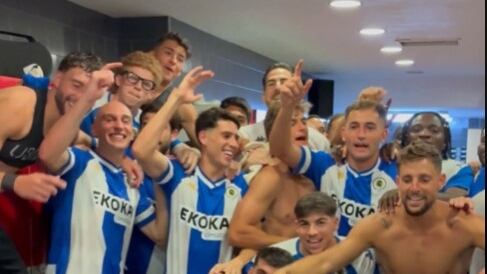 Jeremy de León, en el vestuario del Hércules, junto a sus compañeros