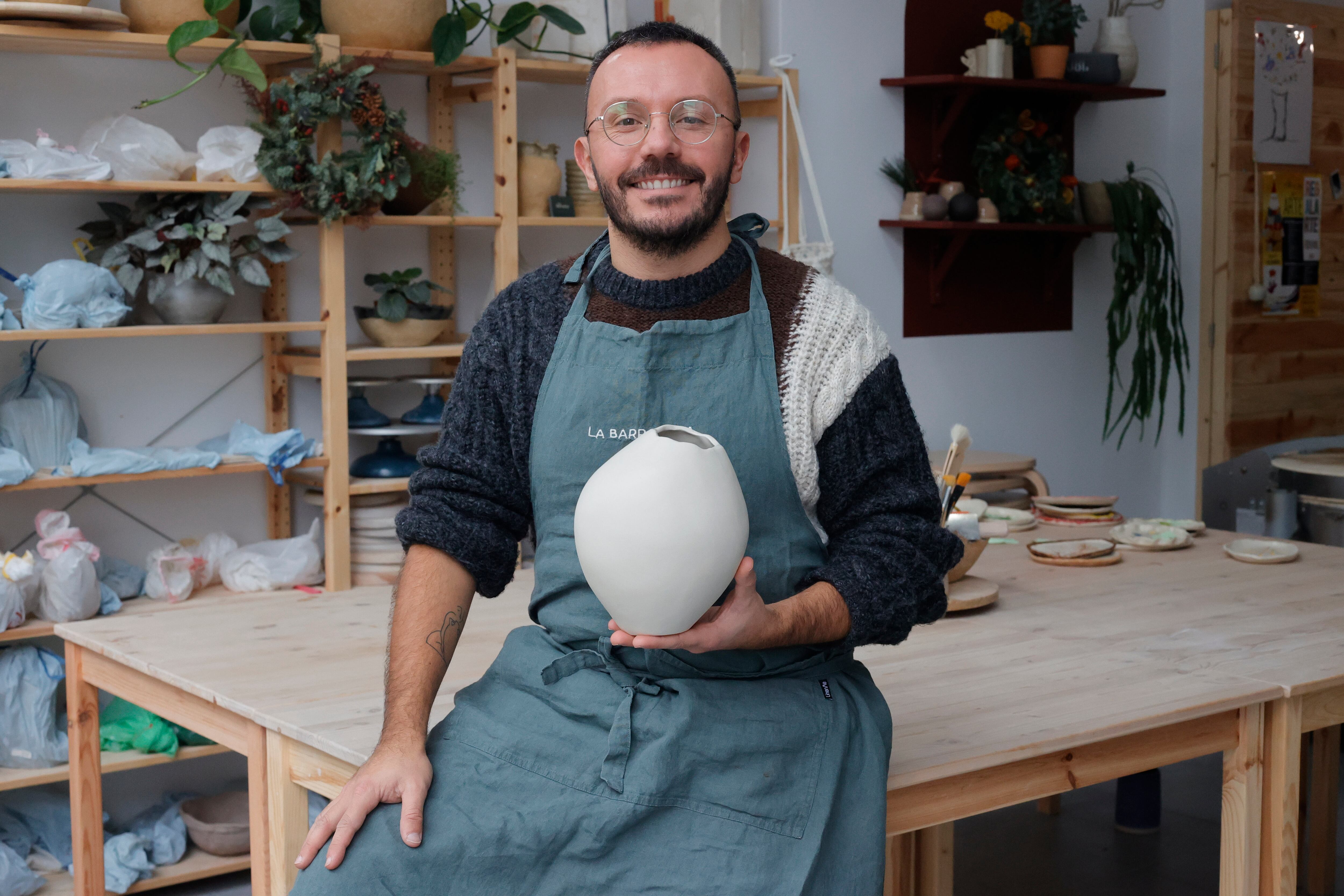 Ferrol . Tras dejar por estrés una gran empresa, Rubén Ponte lidera en ferrol La Barroteka, un taller de cerámica que confirma el éxito de los trabajos creativos ante la alta demanda de usuarios, no solo de la comarca ferrolana, sino también del área de A Coruña Foto: Kiko Delgado / EFE.