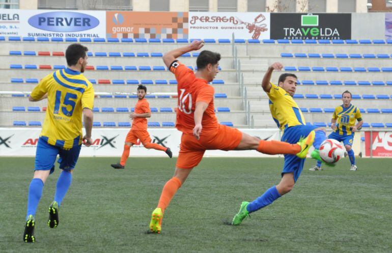 el capitán del Idella Carlos Puente disputa un balón