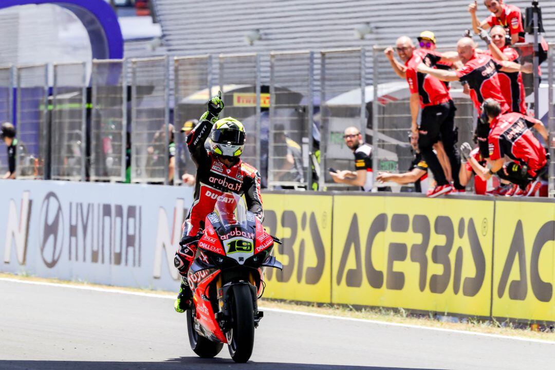 Álvaro Bautista se impuso con autoridad en Jerez