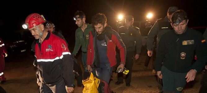 Efectivos del Consorcio Provincial de Bomberos de Alicante, y miembros de la Guardia Civil, acompañan a una de las personas (3i) rescatadas del llamado Barranco del Infierno.