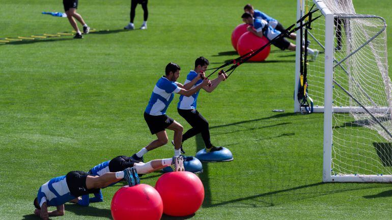 Los jugadores del Málaga realizan ejercicios físicos en el estadio de atletismo