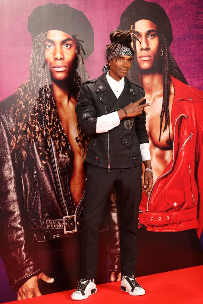 El cantante y modelo francés Fabrice Morvan, componente del dúo Milli Vanilli, posa para los medios a su llegada al estreno de la película 'Milli Vanilli: girl you know it´s true' este jueves en Madrid