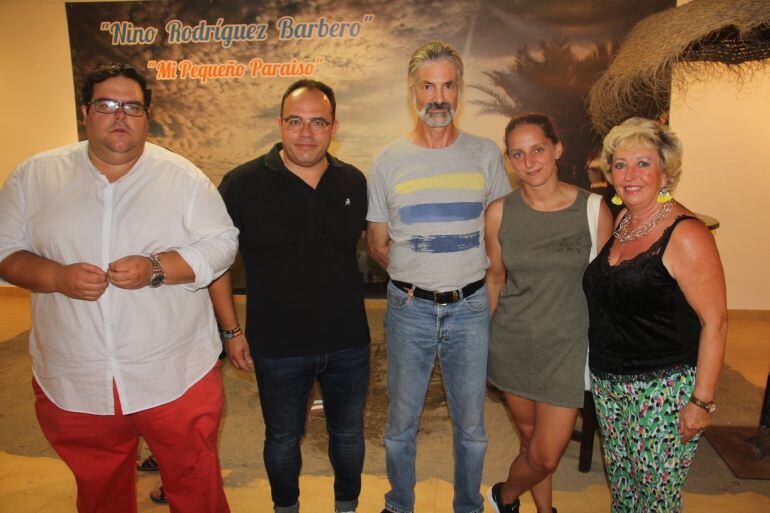 Juan Jose Ruiz Joya, teniente alcalde de La Herradura y el concejal de turismo, Rafael Caballero, junto a los ganadores del concurso fotográfico