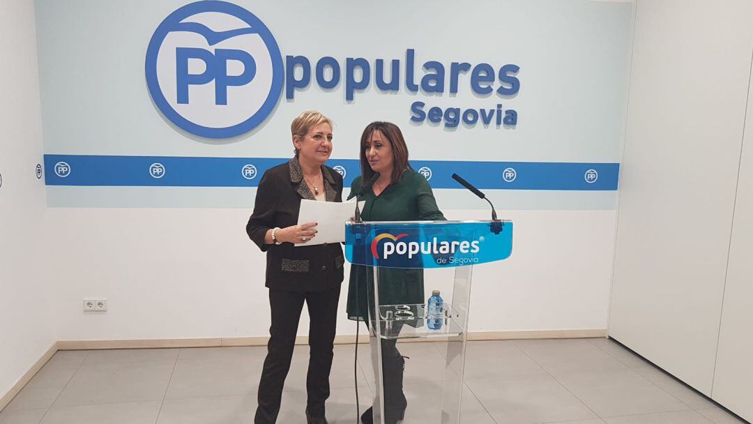 Nuria Fernández acompañada de la presidenta del PP de Segovia, Paloma Sanz durante la presentación de la candidata popular a la alcaldía de Cuéllar en la sede del partido en Segovia.