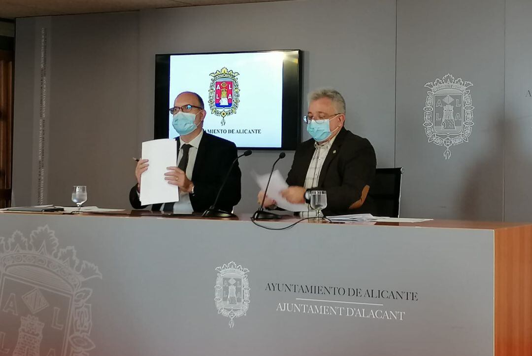 Los portavoces del bipartito durante la rueda de prensa sobre los acuerdos de la Junta de Gobierno Local