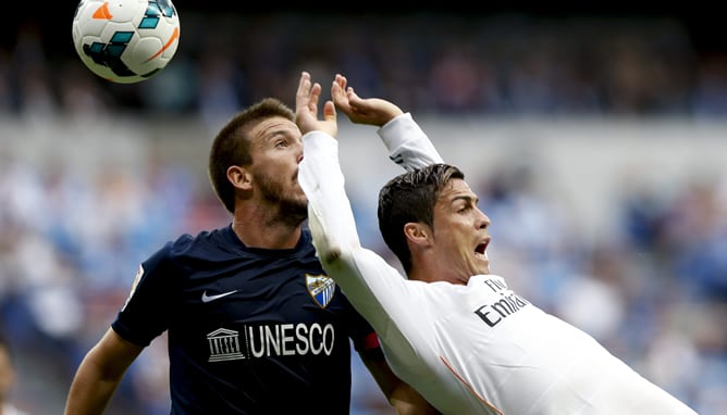 El portugués intenta controlar un balón ante la presión del mediocentro