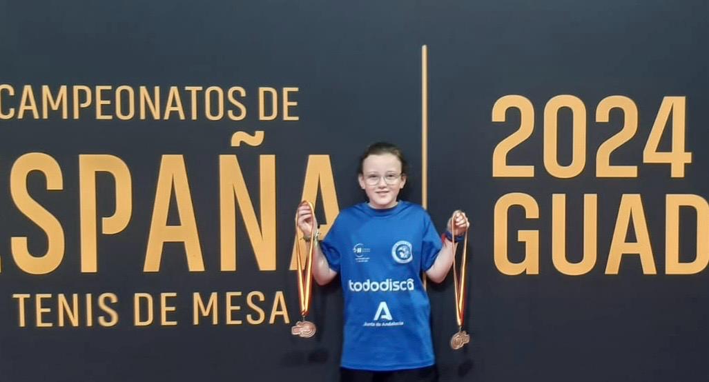 Berta López con sus dos medallas del Campeonato de España de Tenis de Mesa en Guadalajara