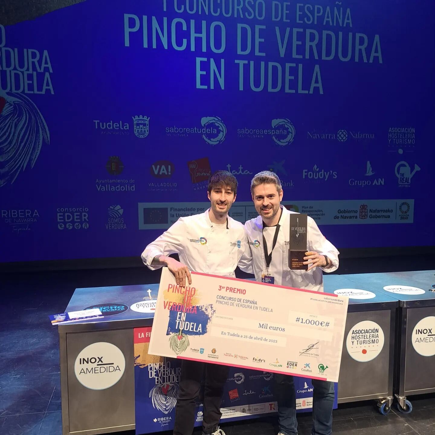 Julen y Xabi, tras recoger su tercer premio en Tudela